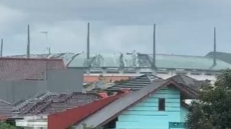 Cibinong Mencekam! Angin Kencang Hantam Stadion Pakansari Hingga Atap Rusak Parah