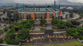 Foto udara kondisi atap Stadion Pakansari yang rusak di Kabupaten Bogor, Jawa Barat, Kamis (12/2/2026). [ANTARA FOTO/Yulius Satria Wijaya/foc]
