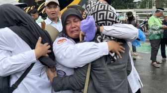 Tangis Haru Guru Madrasah Pecah di Depan DPR, Tuntutan TPG Bulanan dan Kuota P3K Disetujui