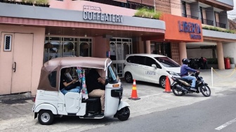 Hotel Liberta Gandeng Bajaj Maxride, Tamu Nikmati Transportasi Unik Yogyakarta dengan Diskon 50%