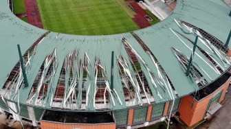 Foto udara kondisi atap Stadion Pakansari yang rusak di Kabupaten Bogor, Jawa Barat, Kamis (12/2/2026). [ANTARA FOTO/Yulius Satria Wijaya/foc]
