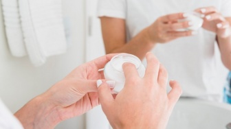 Beda Skincare dan Krim Dokter, Mana yang Lebih Ampuh Cegah Penuaan Dini?