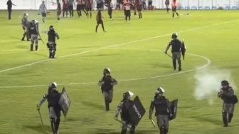 Brutal! Polisi Tembakan Gas Air Mata dan Peluru Karet Saat Pecah Rusuh Suporter
