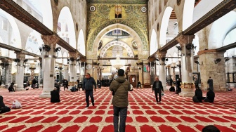 Umat Islam berjalan masuk ke dalam Masjid Al-Qibli di Komplek Al-Aqsa, kawasan Kota Tua Yerussalem, Kamis (12/2/2026). [ANTARA FOTO/Muhammad Adimaja/wsj]