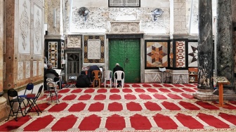 Umat Islam membaca kitab suci Al-Aquran di Masjid Al-Qibli di Komplek Al-Aqsa, kawasan Kota Tua Yerussalem, Kamis (12/2/2026). [ANTARA FOTO/Muhammad Adimaja/wsj]