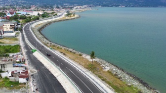 Foto udara sejumlah kendaraan melintas di elevated road yang baru dibuka untuk umum di Palu, Sulawesi Tengah, Jumat (13/2/2026). [ANTARA FOTO/Basri Marzuki/wsj]