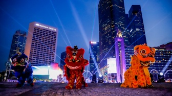 Atraksi barongsai memeriahkan Jakarta Light Festival edisi Imlek di kawasan Bundaran HI, Jakarta, Jumat (13/2/2026). [Suara.com/Alfian Winanto]
