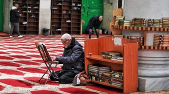 Umat Islam membaca kitab suci Al-Aquran di Masjid Al-Qibli di Komplek Al-Aqsa, kawasan Kota Tua Yerussalem, Kamis (12/2/2026). [ANTARA FOTO/Muhammad Adimaja/wsj]