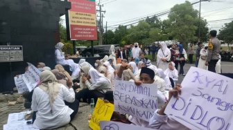 Santri Demo Kejari Gresik, Buntut Pengasuh Ponpes Ditahan dan Jadi Tersangka Korupsi