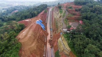 Foto udara jalan yang longsor di Jalur Lingkar Utara Jatigede, Kabupaten Sumedang, Jawa Barat, Jumat (13/2/2026). [ANTARA FOTO/Raisan Al Farisi/nz]