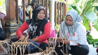 Kunjungi Borobudur, Wamensos Agus Ajak Warga Lebih Mandiri Lewat Pelatihan Kerajinan Eceng Gondok