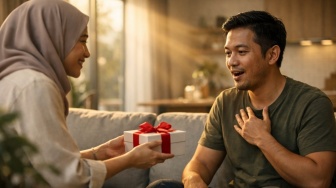 30 Ide Kado Valentine untuk Suami: Berkesan, Fungsional, dan Penuh Makna