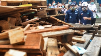 Menteri Lingkungan Hidup Hanif Faisol Nurofiq (kiri) bersama Deputi Bidang Pengendalian Pencemaran dan Kerusakan Lingkungan KLH Rasio Ridho Sani (kanan) meninjau gudang pestisida milik PT. Biotek Saranatama di Kota Tangerang Selatan, Banten, Jumat (13/2/2026). [ANTARA FOTO/Putra M. Akbar/wsj]