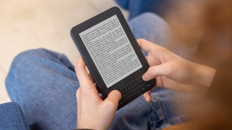 Beda Tablet dan E-book Reader, Mana yang Lebih Nyaman untuk Baca Buku Digital?