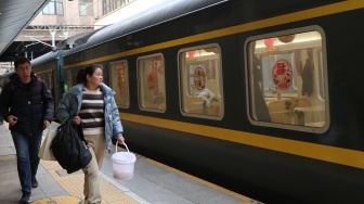 Penumpang memenuhi Stasiun Kereta Beijing di kota Beijing, Tiongkok pada Jumat (13/02/2026). [ANTARA FOTO/Desca Lidya Natalia/nz]