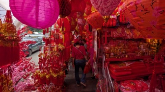 Sambut Tahun Kuda Api, Pedagang Ornamen Imlek di Glodok Raup Omzet Belasan Juta