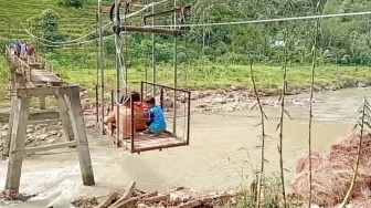 Jembatan PonorogoTrenggalek Putus, Warga Terpaksa Menyeberang dengan Gantung Darurat