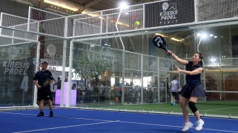 Turnamen padel persahabatan mempertemukan dua komunitas berbeda digelar di kawasan Pluit, Jakarta Utara, Jumat (13/2/2026). [Handout]