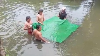 Warga Mataram Gotong Royong Cuci Karpet Masjid Pakai Cara Ini