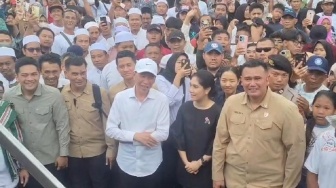 Berkemeja Putih, Jokowi Hadiri Kirab Budaya PSI di Tegal