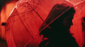 Payung Merah Patah Tangkai