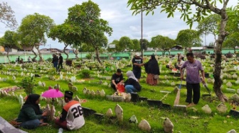 Ziarah Jelang Ramadan di Denpasar: Pelestarian Tradisi di Tengah Terbatasnya Lahan Pemakaman