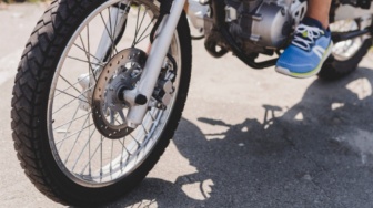 Kapan Harus Ganti Ban Motor? Ini 5 Rekomendasi Ban Anti Licin di Jalan