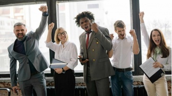 Harga Sebuah Peluang: Mengapa Pengambil Risiko Lebih Sering Menang dalam Perlombaan Karier?