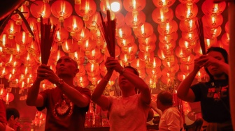 Khidmat Ibadah Malam Imlek di Vihara Boen San Bio Tangerang