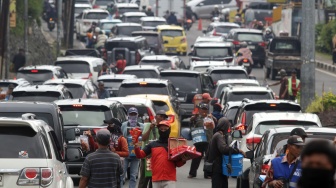 Kepadatan kendaraan menuju kawasan wisata Puncak, Gadog, Kabupaten Bogor, Jawa Barat, Senin (16/2/2026).  [ANTARA FOTO/Yulius Satria Wijaya/nz]