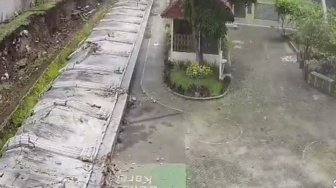 Detik-Detik Mengerikan! Tembok Pagar Raksasa Ambruk di SMPN 182 Kalibata, Kok Bisa?