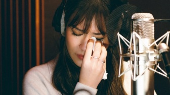 Cerita Kehilangan Ibu, Raisa Dapat Pelukan Hangat dari Josh Groba di Atas Panggung