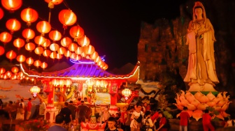 Suasana umat Konghucu beribadah malam perayaan Tahun Baru Imlek 2577 Kongzili di Wihara Boen San Bio, Kota Tangerang, Banten, Senin (16/2/2026).  [Suara.com/Alfian Winanto]