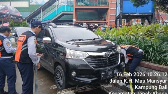 Bikin Tanah Abang Macet, Mobil Parkir Liar 'Digulung' Satlantas dan Dishub