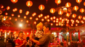 Umat Konghucu beribadah malam perayaan Tahun Baru Imlek 2577 Kongzili di Wihara Boen San Bio, Kota Tangerang, Banten, Senin (16/2/2026).  [Suara.com/Alfian Winanto]
