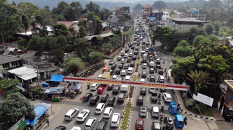 Libur Imlek, Ribuan Kendaraan Serbu Puncak