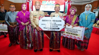 Gubernur Sulsel Serahkan Bantuan Rp15 Miliar di Peringatan 682 Tahun Sidrap