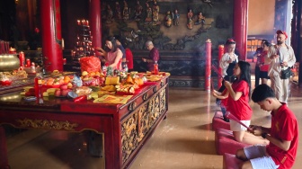 Warga bersembahyang saat perayaan Tahun Baru Imlek di Wihara Satya Dharma, Denpasar, Bali, Selasa (17/2/2026). [ANTARA FOTO/Fikri Yusuf/bar]