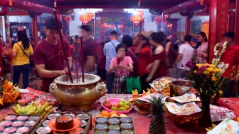 Warga keturunan Tionghoa menjalankan ibadah di Klenteng Dewi Kwan Im, Palembang, Sumatera Selatan, Selasa (16/2/2026). [ANTARA FOTO/Angga Palguna/bar]