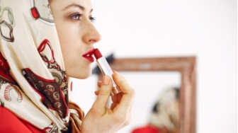 5 Lipstik yang Tidak Cepat Luntur untuk Makan Minum, Jadi Andalan saat Bukber