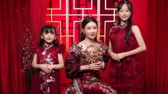 Potret Keluarga Artis Rayakan Imlek, Sarwendah Tanpa Betrand Peto