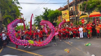 Mengintip Ritual Unik Tolak Bala Imlek di Bali: Ketika Canang Sari Bertemu Naga Liong