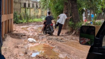 Proyek Pengembangan Setu Babakan yang Berujung Jalan Berlumpur, Pedagang: Putar Balik Aja!