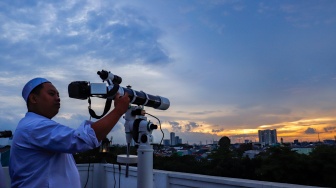 Petugas melakukan pemantauan hilal untuk awal Ramadhan di Masjid Al Musyariin Basmol, Jakarta, Indonesia, Selasa (17/2/2026). [Suara.com/Alfian Winanto]
