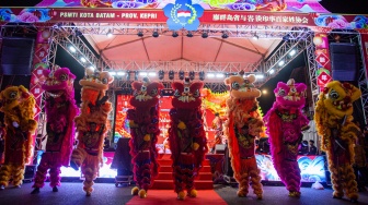 Sejumlah pemain barongsai tampil memeriahkan perayaan malam tahun baru Imlek di kawasan pertokoan Nagoya, Batam, Kepulauan Riau, Senin (16/2/2026). [ANTARA FOTO/Teguh Prihatna/wsj]