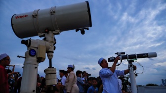 Petugas melakukan pemantauan hilal untuk awal Ramadhan di Masjid Al Musyariin Basmol, Jakarta, Indonesia, Selasa (17/2/2026). [Suara.com/Alfian Winanto]
