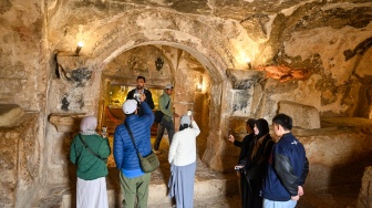 Wisatawan berada di dalam situs Goa Ashabul Khafi (tujuh pemuda) di Abu Alanda, Amman, Yordania, Selasa (17/2/2026). [ANTARA FOTO/Muhammad Adimaja/foc]

