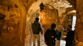 Wisatawan berada di dalam situs Goa Ashabul Khafi (tujuh pemuda) di Abu Alanda, Amman, Yordania, Selasa (17/2/2026). [ANTARA FOTO/Muhammad Adimaja/foc]
