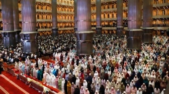 Umat Islam melaksanakan ibadah Salat Tarawih di Masjid Istiqlal, Jakarta, Rabu (18/2/2026). [Suara.com/Alfian Winanto]
