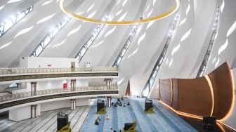 Sejumlah petugas duduk di dalam Masjid Negara Ibu Kota Nusantara (IKN) di Penajam Paser Utara, Kalimantan Timur, Selasa (17/2/2026). [ANTARA FOTO/M Risyal Hidayat/foc]